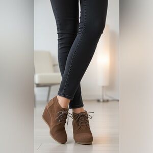 Toms Desert Suede Wedge Brown Lace Up Winter Casual Ankle Booties Womens Size 7M